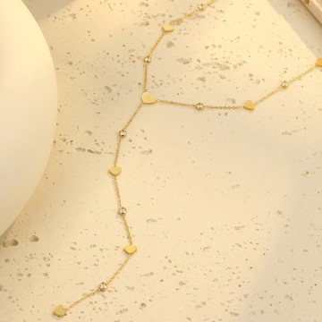 Collier Y plongeant en acier inoxydable doré avec petits coeurs et strass posé à plat