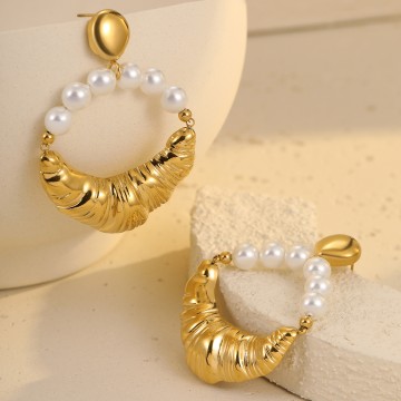 Boucles d'oreilles créoles Naïla dorées texturées avec perles blanches