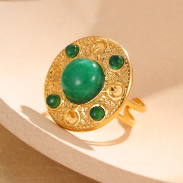 Bague large Louisa dorée avec pierre verte et gravures style oriental