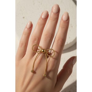 Bague tendance coquette avec nœud dorée portée