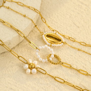 Gros plan sur la chaîne trombone et la fleur marguerite du bracelet