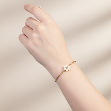 Bracelet Flower délicat porté au poignet pour un style romantique