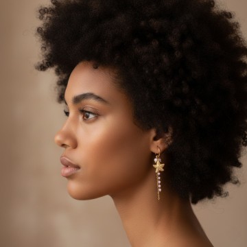 Boucles d'oreilles longues Océane portées pour un look plage