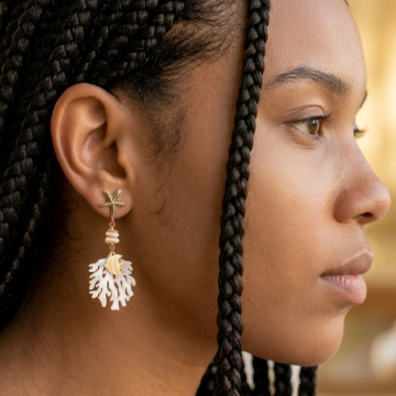Boucles d'oreilles  blanc Cora poisson doré portée gros plan