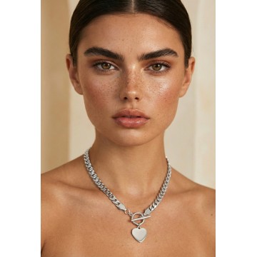 Collier Ivy argenté porté au cou d'une femme